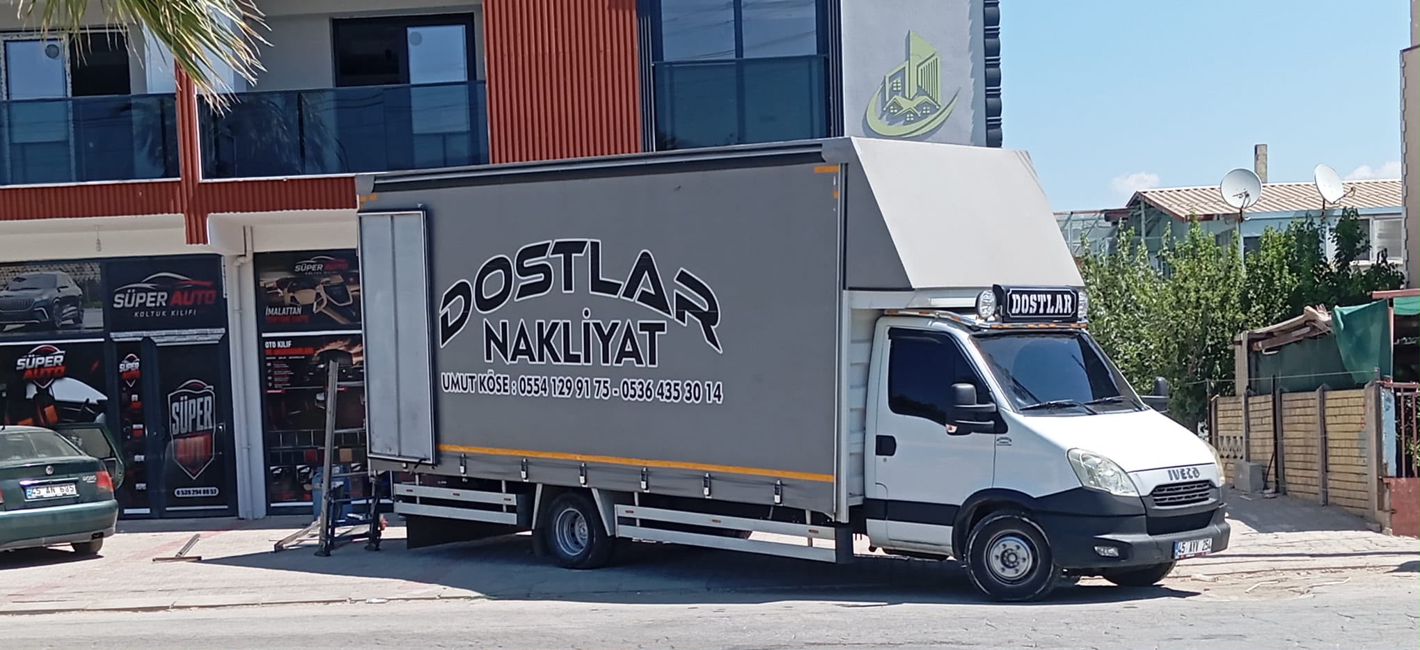 Dostlar Nakliyat kamyonu mağaza önünde