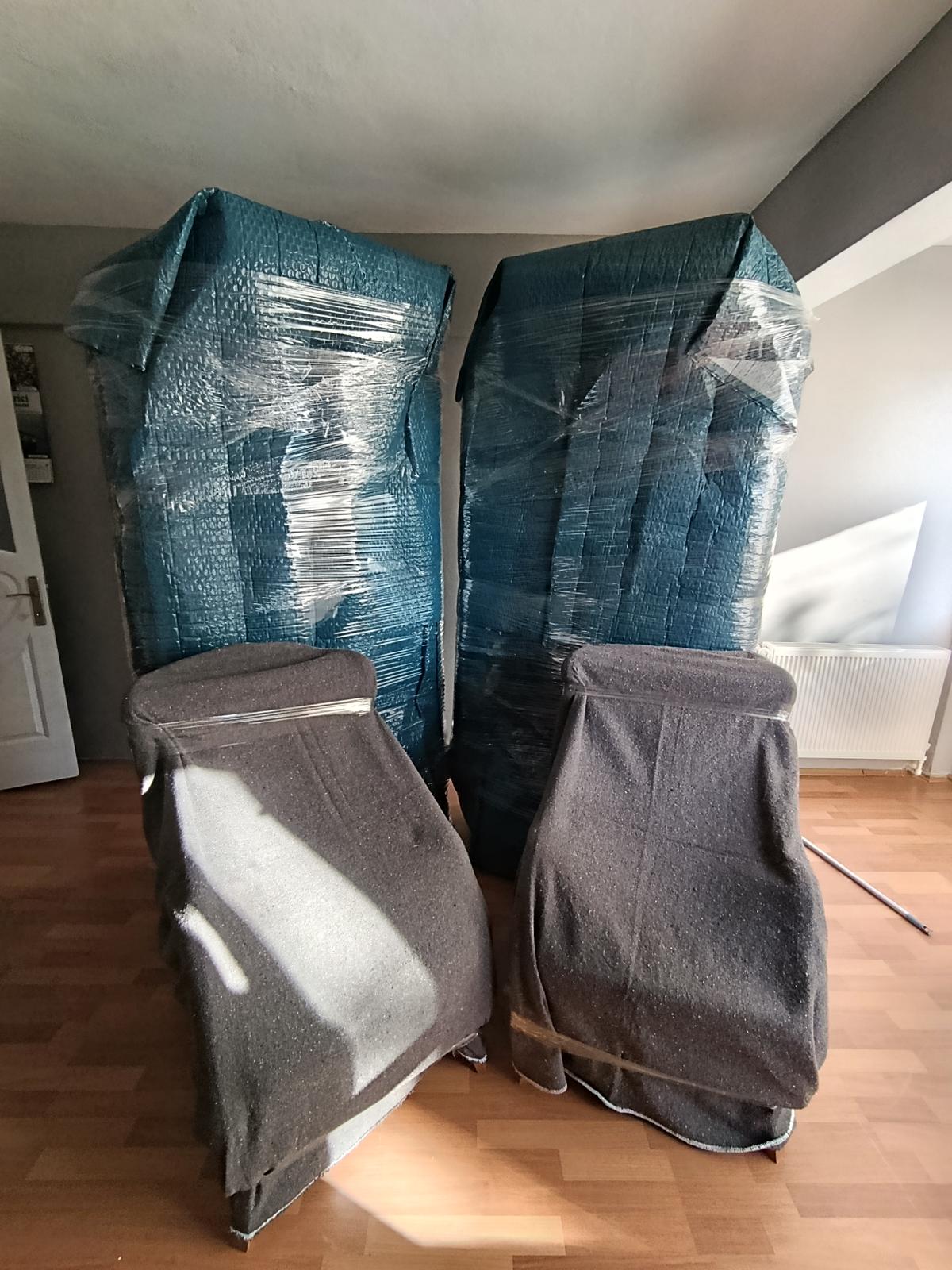 Paketlenmiş gardırop ve koltuklar