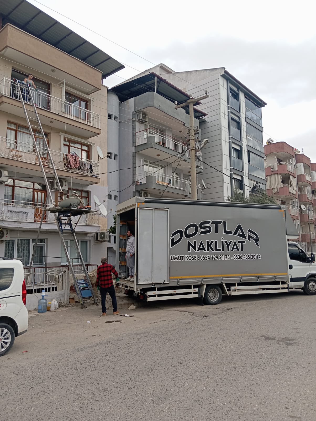 Nakliyat ekibi merdivenli asansörle eşya taşırken