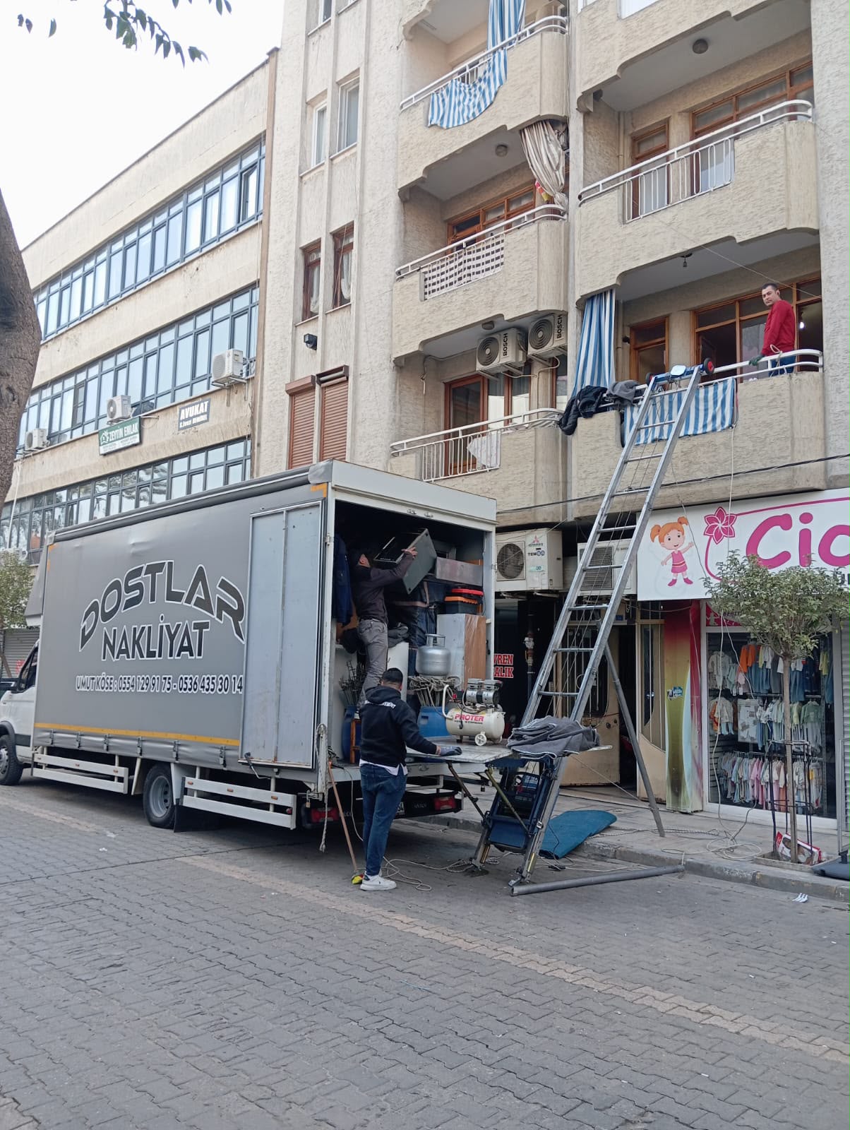 Ekip kamyona eşya yüklerken