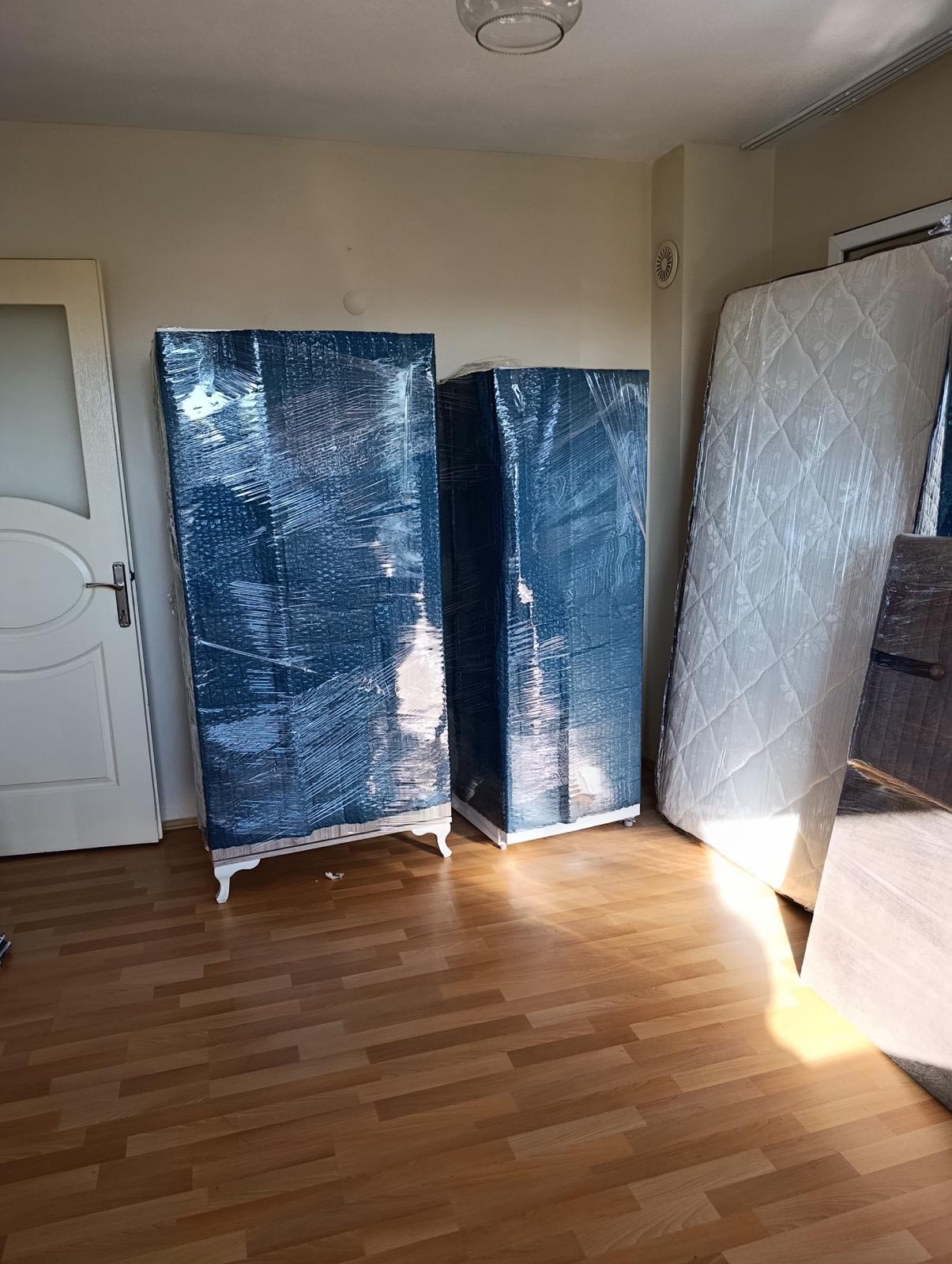 Paketlenmiş gardırop ve yatak takımı