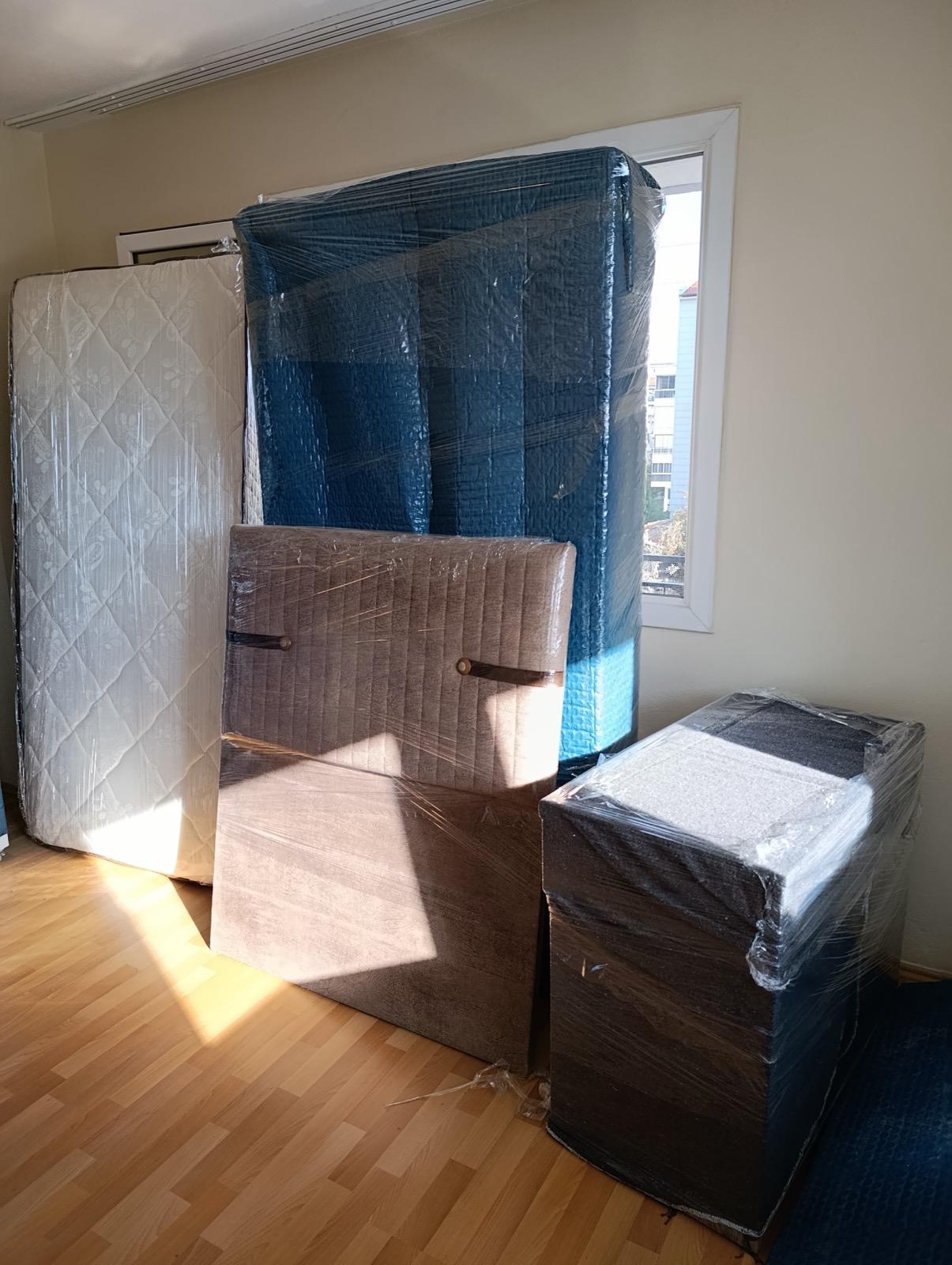 Paketlenmiş gardırop, baş ucu ve kutular