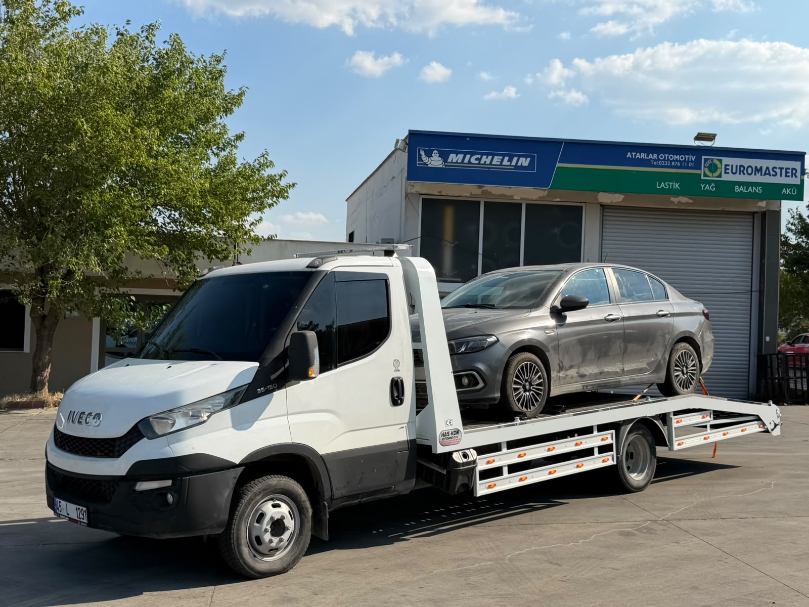 Dostlar Otomotiv çekicisi sanayi sitesinde araç yüklerken