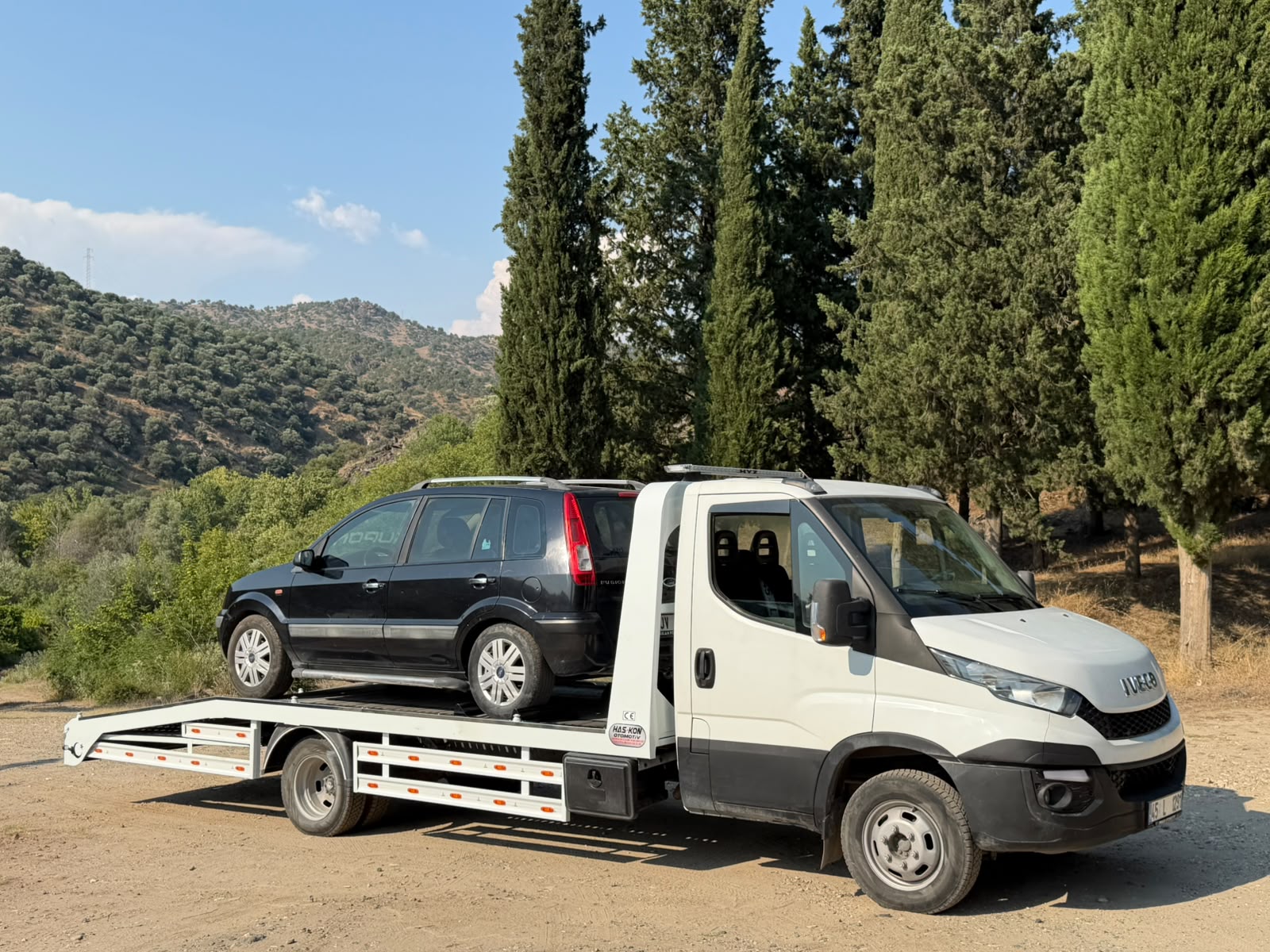 Dostlar Otomotiv çekicisi kırsal yolda araç taşırken